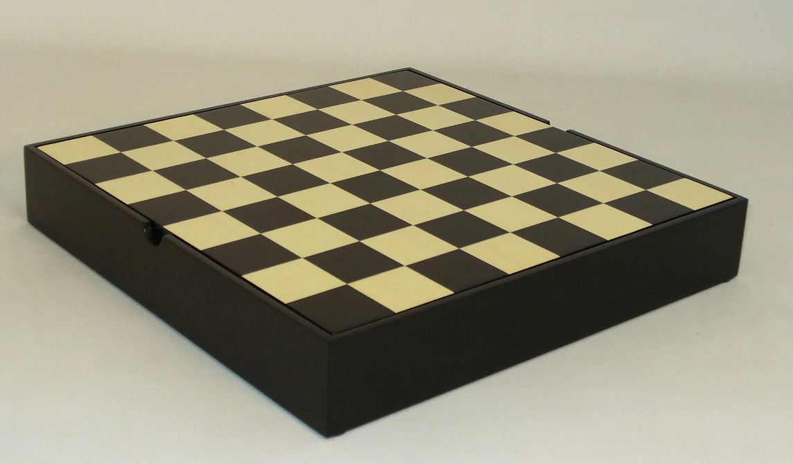 13.25 inch Black/Maple Chest Chess Set closed